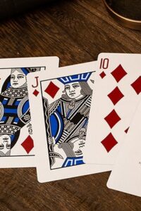 Spille kort på bordet